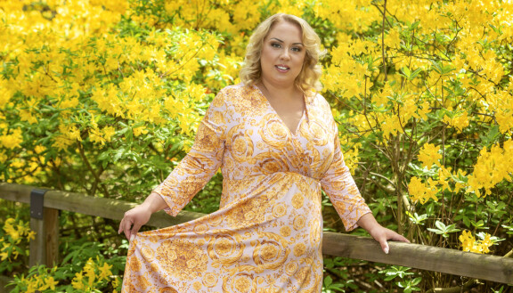 Henna jakaa 2,5-vuotiaan tyttärensä puolisonsa Jarkon kanssa.