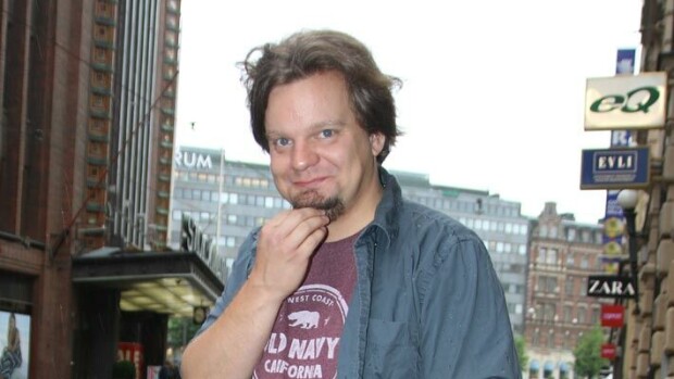 Ismo Leikolan stand up -keikka kummastutti yleisöä: ”Yllättävää ja vähän erikoistakin niin kokeneelta konkarilta” Ismo Leikola