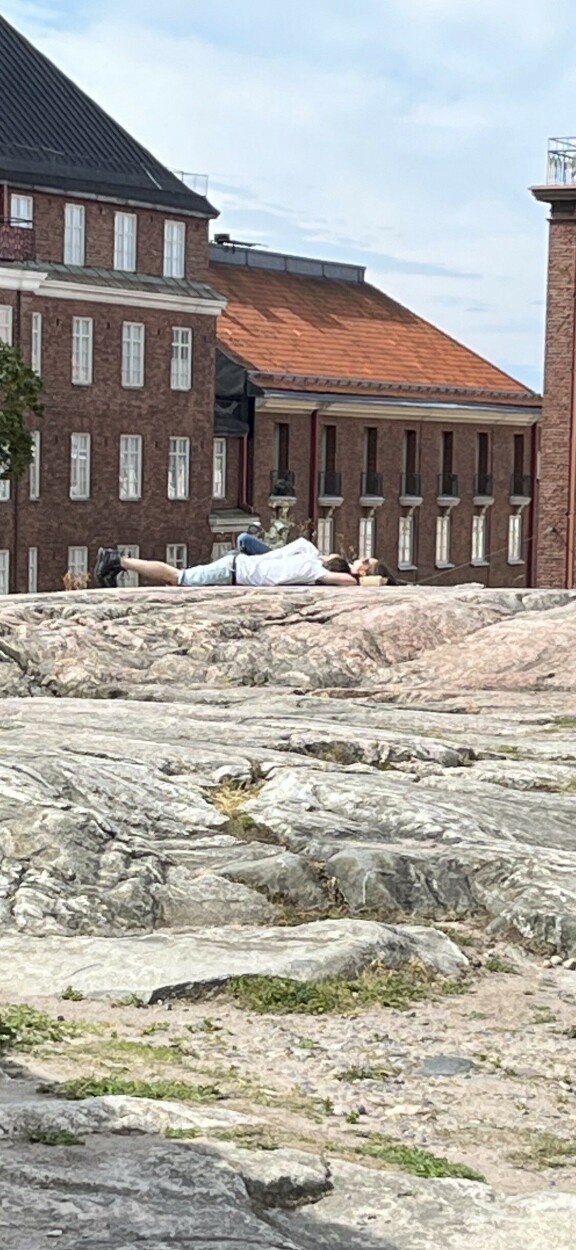 Sanna Marin ja Joni köllöttelivät töölöläiskalliolla heinäkuussa 2023.