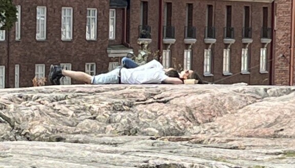 Sannan kulta on entinen koripalloilija. Seiska julkaisi viime numerossa kohukuvat pariskunnan silittelystä Helsingin Töölössä.