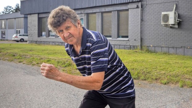 Viihdekeisari Jouko Elevaara, 80, painaa yhä töitä Aronkeitaalla ja paljastaa: ”Nykytansseista puuttuu kiima”