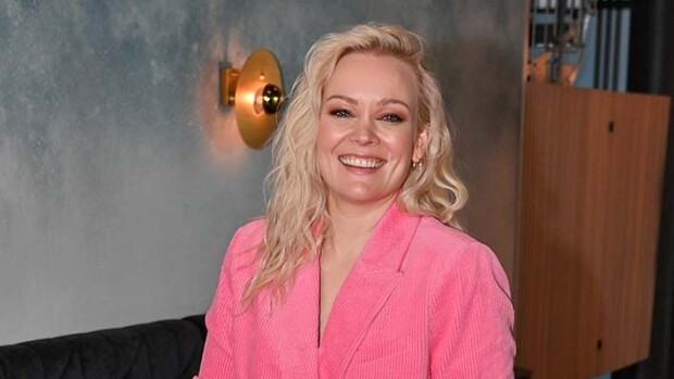 Anna Puu koreilee salilla paljeteissa – ”Mitä täällä tapahtuu?!” anna puu