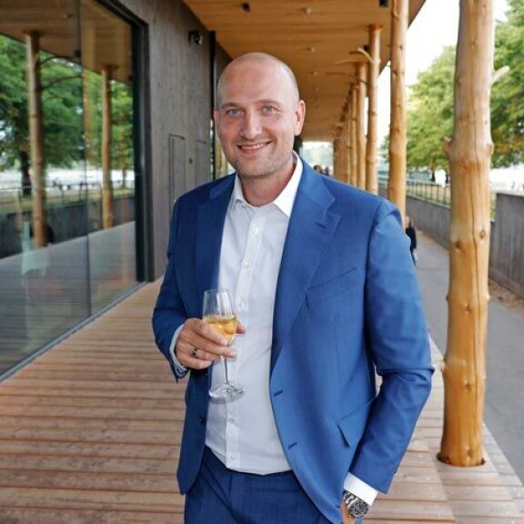 Max Seeck jättäytyi pois päivätöistä alkaessaan kirjoittaa esikoisromaaniaan Hammurabin enkelit. Syksyllä 2016 ilmestyneestä kirjasta tuli kaupallinen menestys. – Kyllä se kannatti. Max Seeck jättäytyi pois päivätöistä alkaessaan kirjoittaa esikoisromaaniaan Hammurabin enkelit. Syksyllä 2016 ilmestyneestä kirjasta tuli kaupallinen menestys. – Kyllä se kannatti.