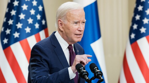 Huh, mikä rantaleijona! Joe Biden otti aurinkoa paidattomana – paparazzikuvat