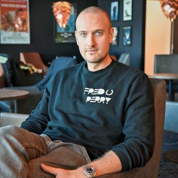 Menestyskirjailija Max Seeckillä, 38, on kustannussopimus 40 eri kirjakustantajan kanssa yhtä monessa maassa. Toisin sanoen taloudellinen puoli on turvattu. Menestyskirjailija Max Seeckillä, 38, on kustannussopimus 40 eri kirjakustantajan kanssa yhtä monessa maassa. Toisin sanoen taloudellinen puoli on turvattu.