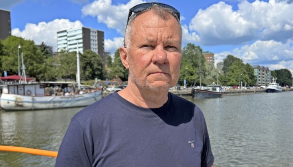 Rikosylikonstaapeli Jari Veijalainen toimi poliisina 37 vuotta, joista viimeiset 15 vuotta keskusrikospoliisissa vakavan ja järjestäytyneen rikollisuuden parissa. Hän oli mukana tutkimassa muun muassa Helsingin huumepoliisin entisen päällikön Jari Aarnion massiivista rikosjuttua.