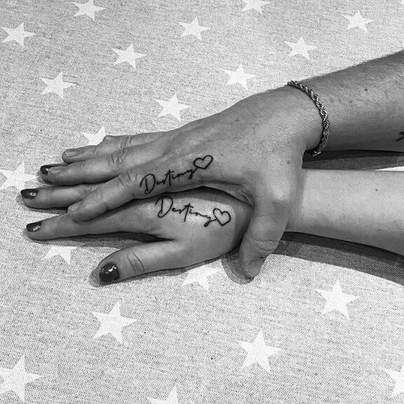 Waldon ja Susannan tatuoinneissa lukee suomennettuna ''kohtalo''. Tekstin perässä on sydän. Waldo ja Susannan yhteistatuoinnit.
