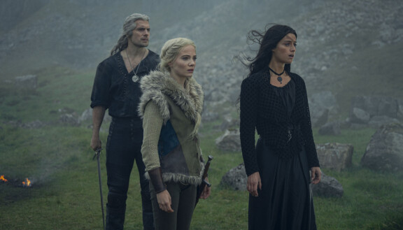 Geralt (Henry Cavill) ja maagi Yennefer (Anua Chalotra) yrittävät suojella prinsessa Ciriä (Freya Allan).