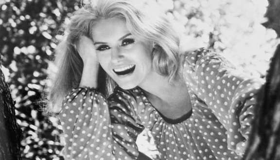 Sharon Farrell Marlowe-elokuvan kuvaksissa vuonna 1969.