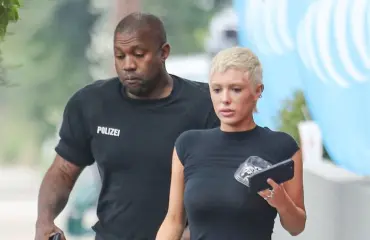 Oho! Kanye West ei pysty pitämään näppejään erossa vaimonsa takapuolesta