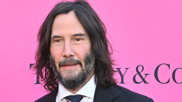 Tältä näyttää Keanu Reevesin harmaatukkainen tyttöystävä - pusuttelivat punaisella matolla Keanu Reeves