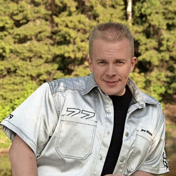 90-luvulla Henkka vaihtoi rikollisen elämäntyylinsä tv-alan töihin. Parannus tapahtui 25-vuotiaana. 90-luvulla Henkka vaihtoi rikollisen elämäntyylinsä tv-alan töihin. Parannus tapahtui 25-vuotiaana.