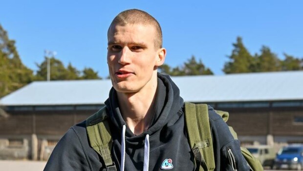 Varusmiespalveluksen aloittanut Lauri Markkanen: Ikävöin perhettä Lauri Markkanen