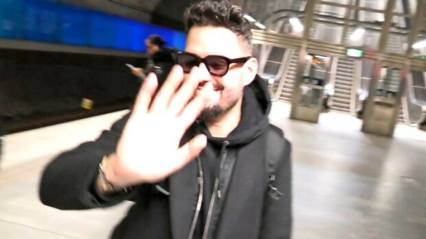 Paljonkertova video: Seiska löysi Suomesta kadonneen Axl Smithin – kohujuontaja kävi käsiksi paparazziin! Axl Smith