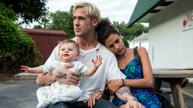Romansseja valkokankaalla ja sen ulkopuolella - näiden parien rakkaustarinat alkoivat elokuvien kuvauksissa The Place Beyond the Pines is a 2012 American crime drama film directed by Derek Cianfrance and written by Cianfrance, Ben Coccio, and Darius Marder. It stars Ryan Gosling, Bradley Cooper, Eva Mendes, and Dane DeHaan.