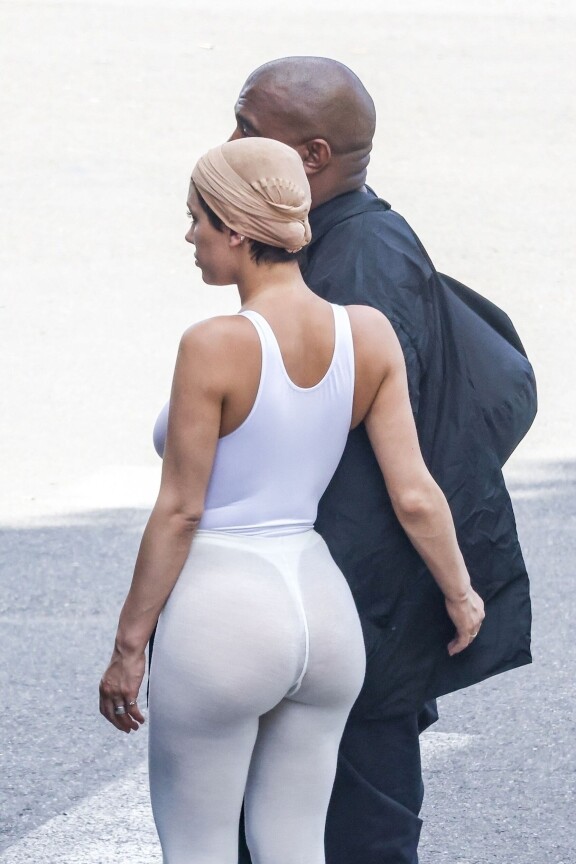 Kanye oli pukenut päälleen suurehkot, mustat vaatteet, kun Bianca taas rokkasi ihonmyötäistä, läpinäkyvää, valkoista asuaan.