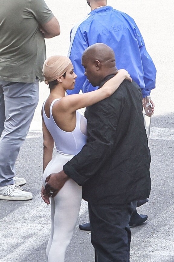 Kanye ja Bianca näyttivät olevansa onnensa kukkuloilla halaillessaan toisiaan konserttialueen edustalla. Kanyen kädet harhailivat halausten aikana Biancan muodokkaan vartalon takamusosaan.
