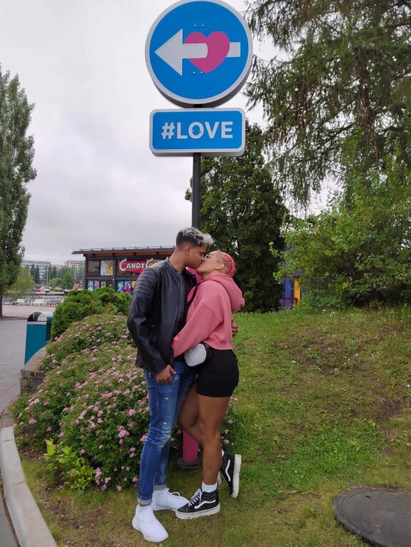 Arkistokuva Hanneksesta ja Disasta. He asuvat avoliitossa pääkaupunkiseudulla.