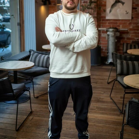 Pyhimys sanoo, ettei Lika-Aki liity mitenkään Mikko Kuoppalaan. – Jos Lika-Aki olisi Nuuskamuikkunen, minä olisin Tove Jansson, hän vertaa. Pyhimys sanoo, ettei Lika-Aki liity mitenkään Mikko Kuoppalaan. – Jos Lika-Aki olisi Nuuskamuikkunen, minä olisin Tove Jansson, hän vertaa.
