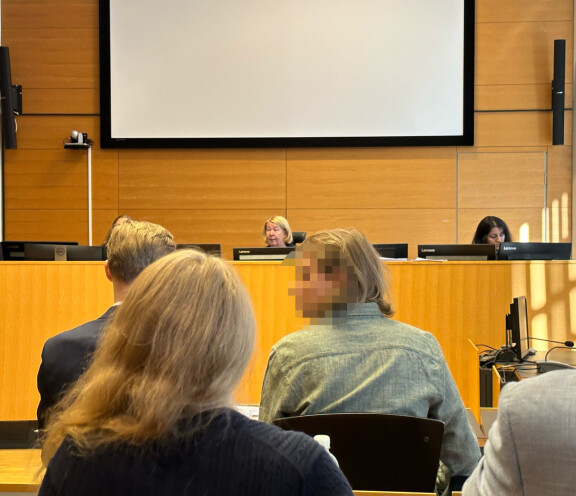 Syytetty vaikutti silminnähden väsyneeltä, mutta hän käyttäytyi rauhallisesti salissa.