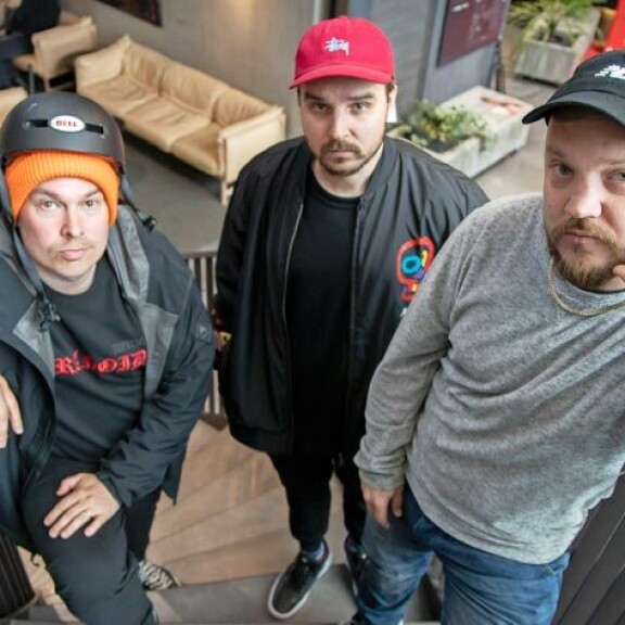 Iida ja Pyhimys nähtiin huhtikuun alussa Levillä muun muassa Teflon Brothersin keikalla. – He juttelivat kahdestaan, ja taidettiin siinä vähän pitää toista kädestäkin kiinni, Seiskalle supistaan. Iida ja Pyhimys nähtiin huhtikuun alussa Levillä muun muassa Teflon Brothersin keikalla. – He juttelivat kahdestaan, ja taidettiin siinä vähän pitää toista kädestäkin kiinni, Seiskalle supistaan.