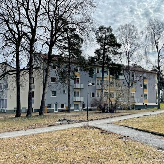 Axlin asuntoon kuuluu pieni terassi, jolta avopari on bongattu grillauspuuhista. Axlin asuntoon kuuluu pieni terassi, jolta avopari on bongattu grillauspuuhista.