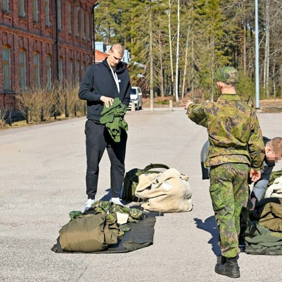 Maanpuolustusura alkoi rättisulkeisilla. Aluksi käydään läpi yksitellen, että sotilaalle on annettu jokainen vaatekappale, joka pitääkin. Maanpuolustusura alkoi rättisulkeisilla. Aluksi käydään läpi yksitellen, että sotilaalle on annettu jokainen vaatekappale, joka pitääkin.