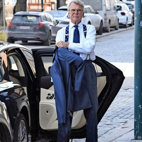Tyyliniekka Nalle Wahlroosin elegantit henkselit syöpyivät paparazzin verkkokalvoille. Tyyliniekka Nalle Wahlroosin elegantit henkselit syöpyivät paparazzin verkkokalvoille.