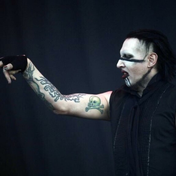 Jotkut syyttävät Marilyn Mansonia Jenniferin kuolemasta, sillä tämä oli poistumassa goottirokkarin juhlista tragedian tapahtuessa. Marilyn Manson