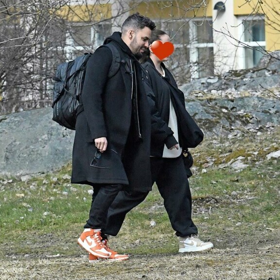 Axl ja uusi rakas luottavat trendikkäisiin Nike Air Jordan -lenkkareihin. Axl ja uusi rakas luottavat trendikkäisiin Nike Air Jordan -lenkkareihin.