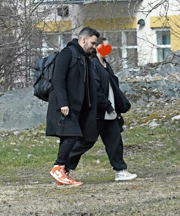 Seiskan paparazzi ikuisti Axlin ja hänen rakkaansa kuviin viime keväänä.