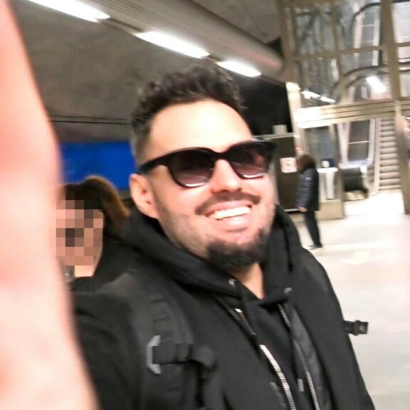 Axl väänsi kasvoilleen tutun hymyn samalla kun hän yritti repiä kameraa paparazzin hyppysistä. Temppu jäi puolitiehen. Axl väänsi kasvoilleen tutun hymyn samalla kun hän yritti repiä kameraa paparazzin hyppysistä. Temppu jäi puolitiehen.