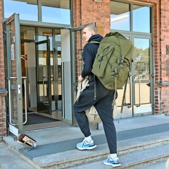 Palvelukseen astuminen oli Laurille kunniatehtävä. – Olen kuullut armeijajuttuja, mutta varmasti tulee myös uutta tietoa. Palvelukseen astuminen oli Laurille kunniatehtävä. – Olen kuullut armeijajuttuja, mutta varmasti tulee myös uutta tietoa.