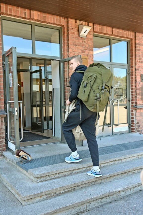Palvelukseen astuminen oli Laurille kunniatehtävä. – Olen kuullut armeijajuttuja, mutta varmasti tulee myös uutta tietoa, Lauri saneli huhtikuussa.