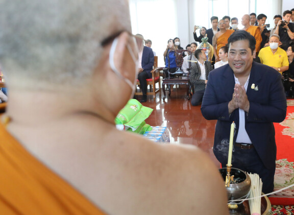 Vacharaesorn tervehti Thaimaan ylipatriarkkaa.
