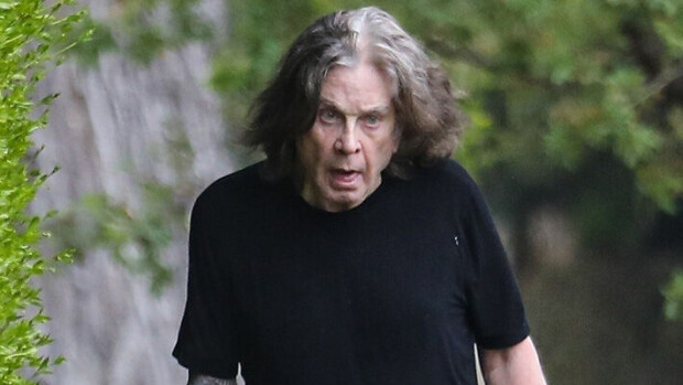 Hauras Ozzy Osbourne askelsi hatarasti kadulla - video Ozzy Osbourne