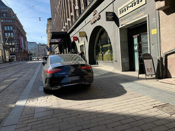 Näinkin näppärästi Martina on autonsa parkkeerannut.