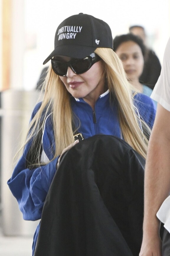 Madonna lähti reissuun viestittäen lippiksellään olevansa henkisesti nälkäinen.
