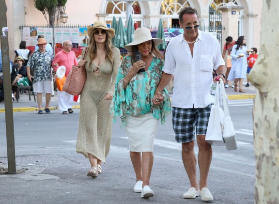 Joan Collins uskoi kassinsa puolisonsa kannettavaksi ja Liz Hurley koitti pysyä rantamekossaan ystäviensä perässä St. Tropez´ssa.