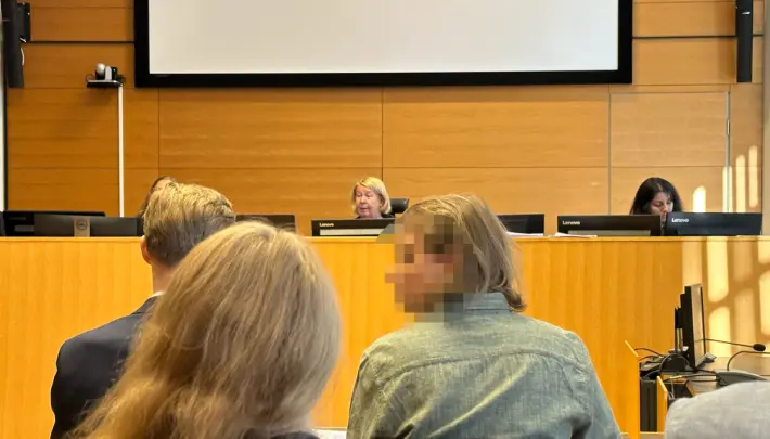 Rikoksista syytetty mies kuvattuna oikeudenkäynnin ensimmäisenä päivänä, viime viikon keskiviikkona (9.8.). Rikoksista syytetty mies kuvattuna oikeudenkäynnin ensimmäisenä päivänä, viime viikon keskiviikkona (9.8.).
