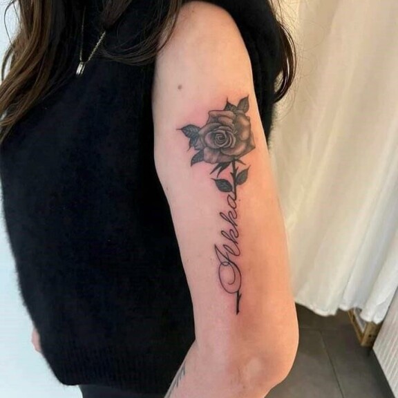 Elina on ottanut miehensä muistotatuoinnin käsivarteensa. Ruusu oli pariskunnalle tärkeä symboli. elinan tatuointi