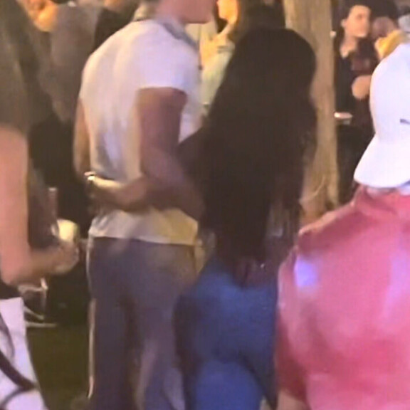Kaksikko viihtyi muutenkin hyvin lähellä toisiaan viikonloppuna. Camila ja Shawn