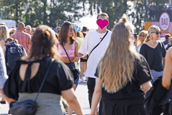 Sanna ja kampaajakulta ilmestyivät Helsingin Flow-festareille taviskansan joukkoon juuri ennen Olavi Uusivirran alkuillan keikkaa. Sanna ja kampaajakulta ilmestyivät Helsingin Flow-festareille taviskansan joukkoon juuri ennen Olavi Uusivirran alkuillan keikkaa.