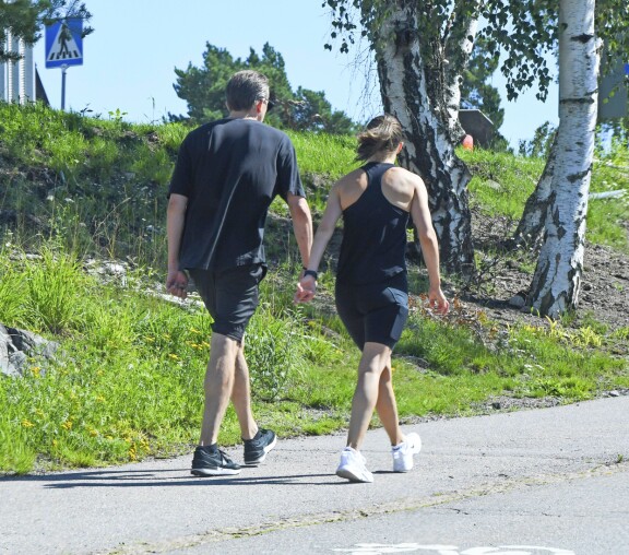 LAUANTAI 5.8. SEURASAARI Ex-pääministeri on saanut rinnalleen urheilullisen kumppanin. Rakastavaisten nähtiin osoittavan toisilleen hellyyttä kesken helteisen lenkinkin Helsingin Seurasaaressa.