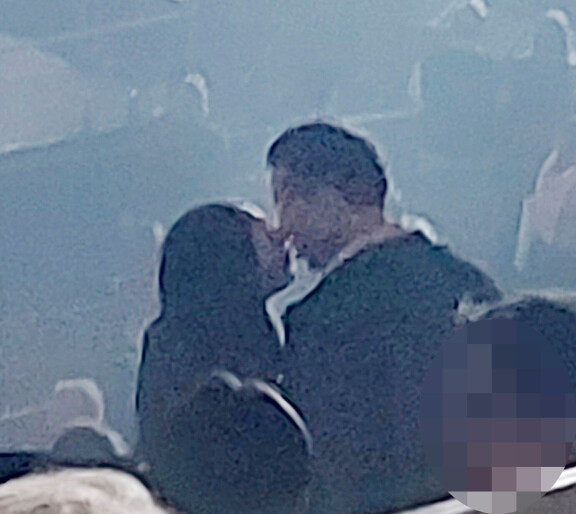 Rakastavaiset nauttivat sekä JVG:n musiikista että toisistaan elokuun tummenevassa yössä Helsingin Olympiastadionilla.
