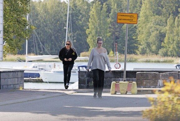 Marianne ja Eicca lähtivät veneeltä yhdessä.