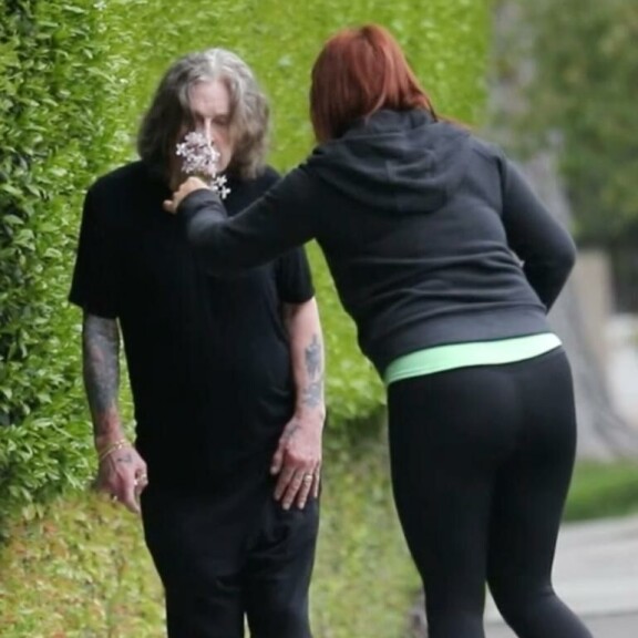 Ozzy haistoi kukkasia pikaisesti ja päätti sitten olevan aika jatkaa matkaa. Ozzy Osbourne