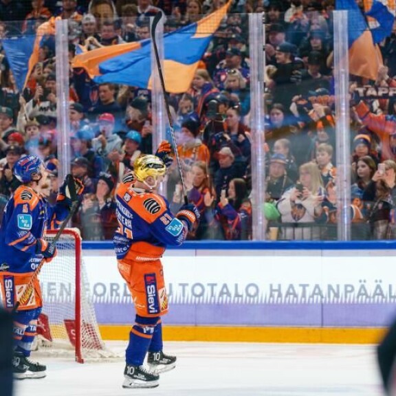 Myös Manse on mennyt kiekosta sekaisin, kun Tampereen Tappara jyskyttää kohti mestaruutta. Myös Manse on mennyt sekaisin, kun Tampereen Tappara jyskyttää kohti mestaruutta.
