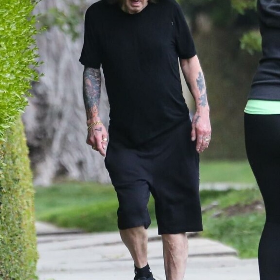 Tyylilleen uskollinen Ozzy oli pukeutunut kokomustaan. Ozzy Osbourne