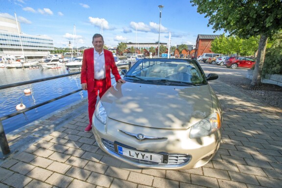 Kun Lylyn Chrysler Sebring -avoauto oli pajalla kunnostettavana, Lyly halusi samalla myös nimikkorekisterikilven. – Vaikka auto on vanha, se toimii kuin uusi.